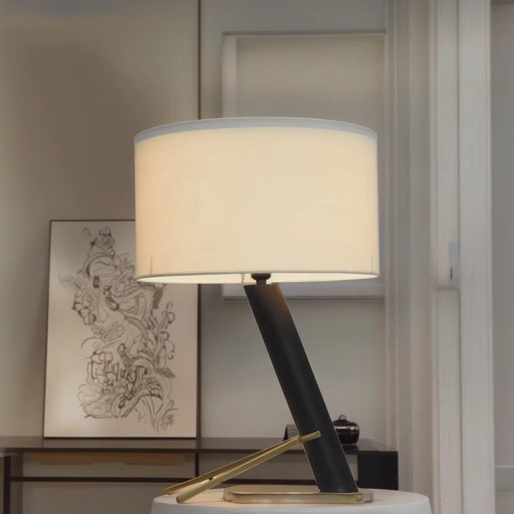 Modern Minimalist Table Lamp: Black & Gold Aesthetic for Elegant Spaces