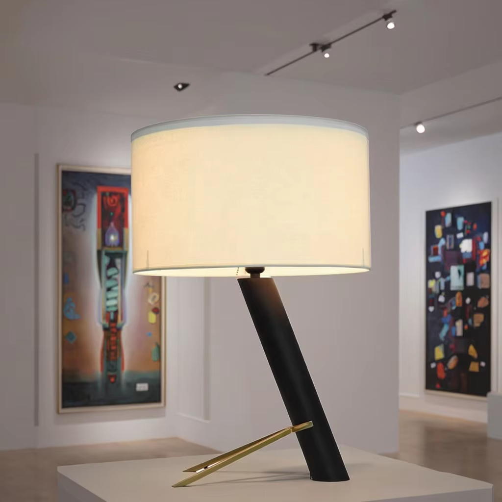 Modern Minimalist Table Lamp: Black & Gold Aesthetic for Elegant Spaces