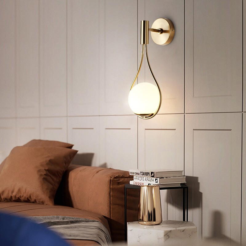 Gold - Toned Teardrop - Shaped Wall Lamp: A Blend of Elegance and Functionality