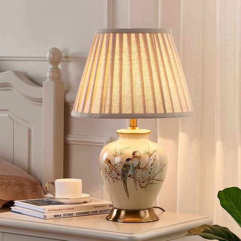 Oriental Elegance: Ceramic Table Lamp with Golden Metal Base and Linen Shade