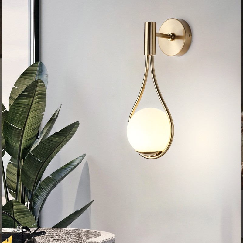 Gold - Toned Teardrop - Shaped Wall Lamp: A Blend of Elegance and Functionality