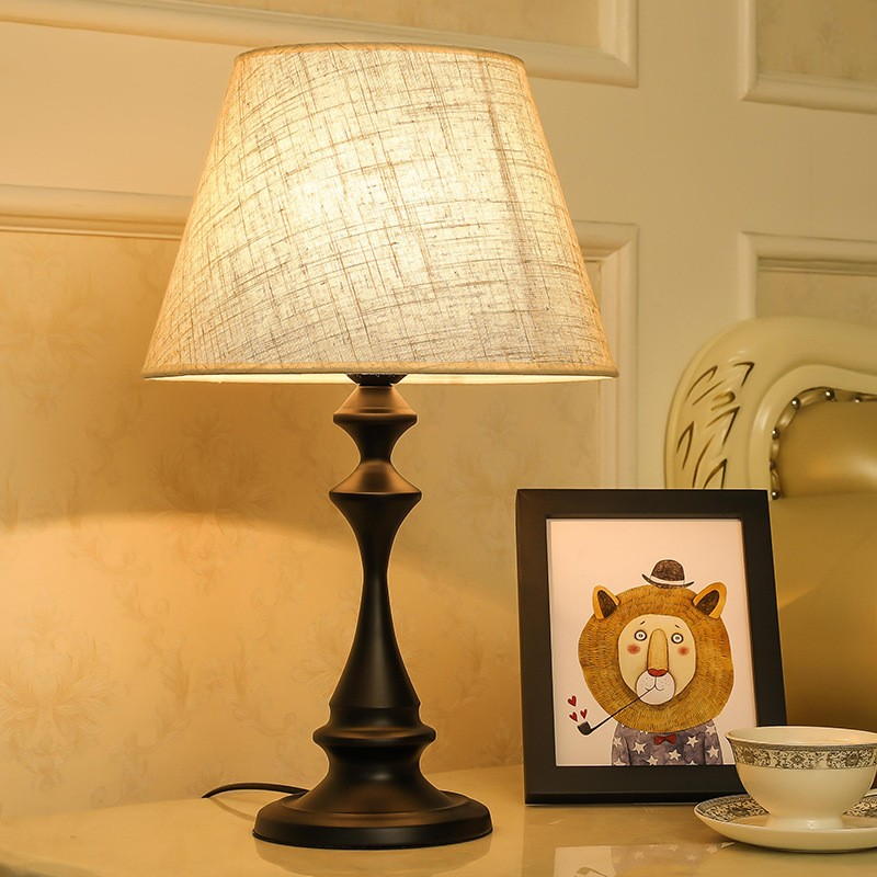 English: Vintage-Inspired Table Lamp with Linen Shade - Timeless Elegance for Your Home