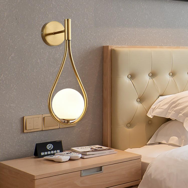 Gold - Toned Teardrop - Shaped Wall Lamp: A Blend of Elegance and Functionality