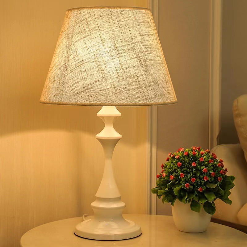 English: Vintage-Inspired Table Lamp with Linen Shade - Timeless Elegance for Your Home
