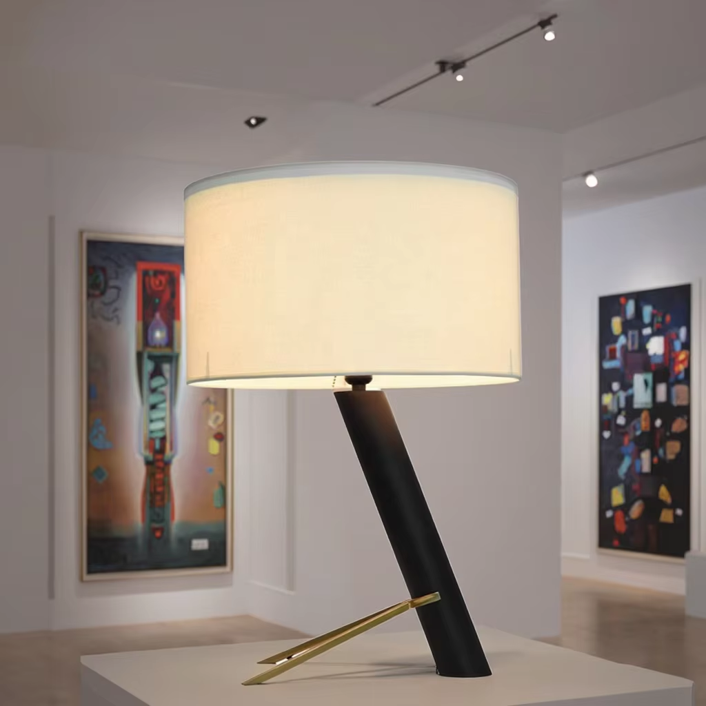 Modern Minimalist Table Lamp: Black & Gold Aesthetic for Elegant Spaces