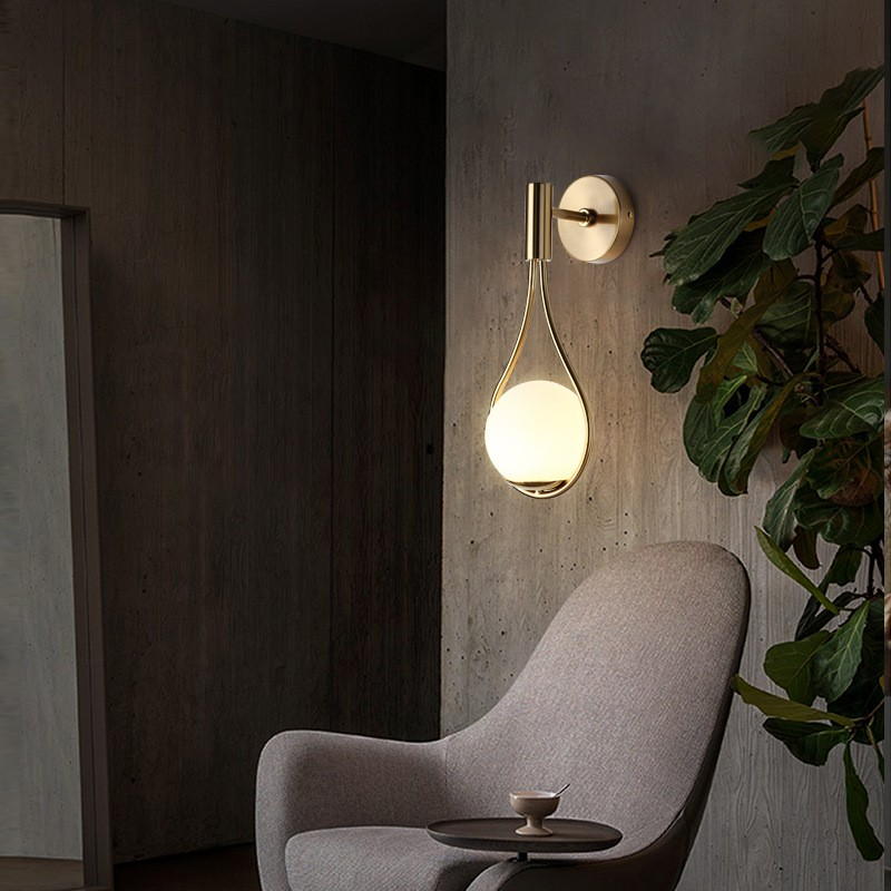 Gold - Toned Teardrop - Shaped Wall Lamp: A Blend of Elegance and Functionality