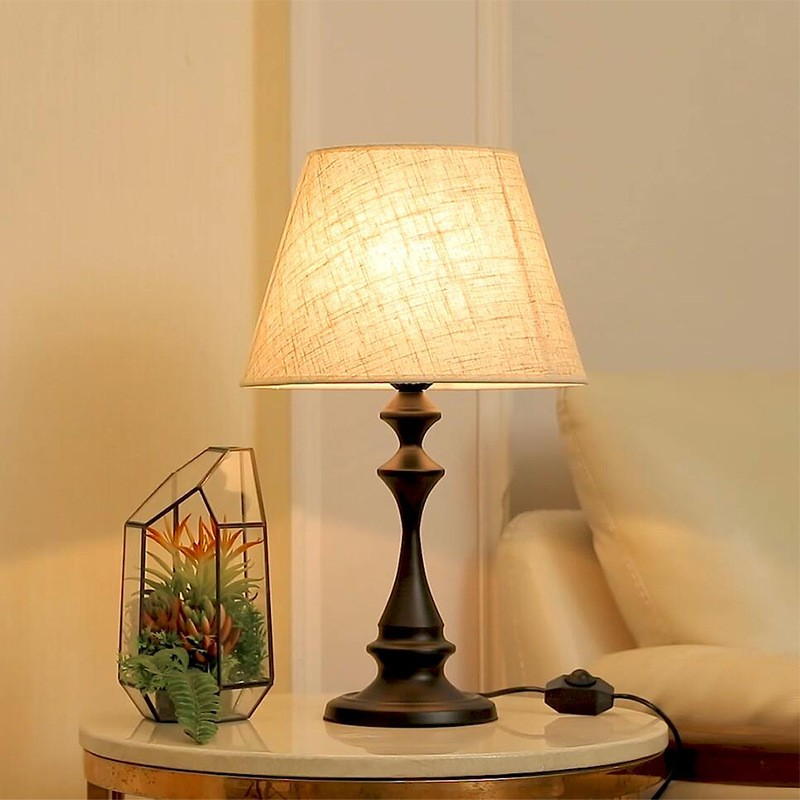 English: Vintage-Inspired Table Lamp with Linen Shade - Timeless Elegance for Your Home