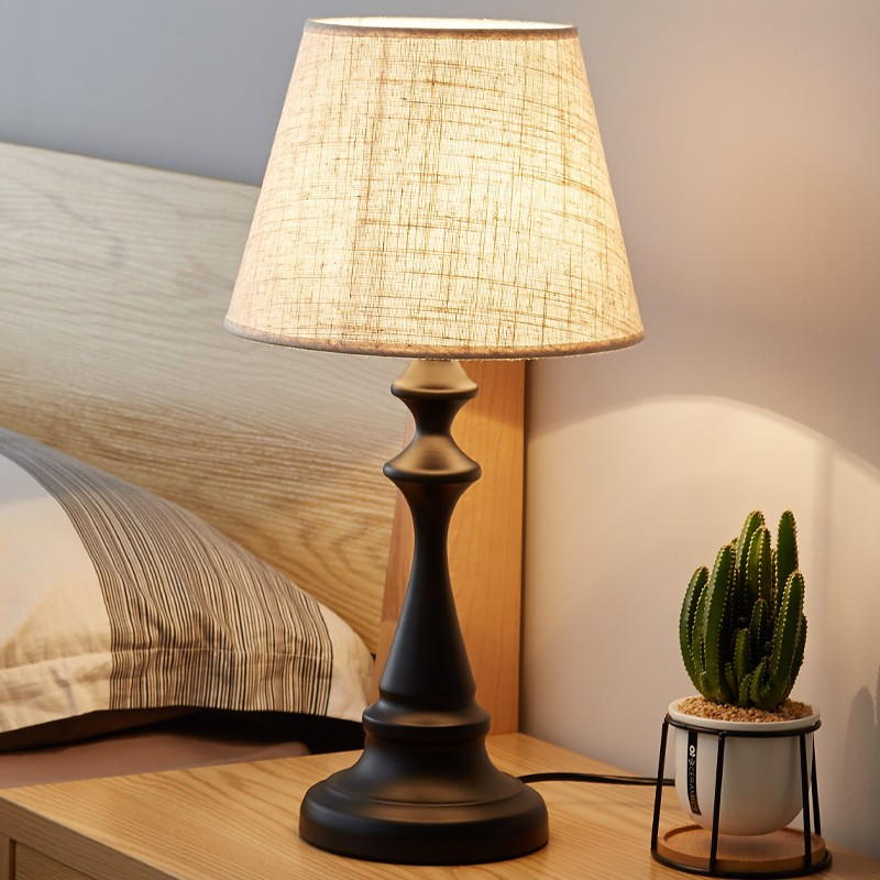 English: Vintage-Inspired Table Lamp with Linen Shade - Timeless Elegance for Your Home