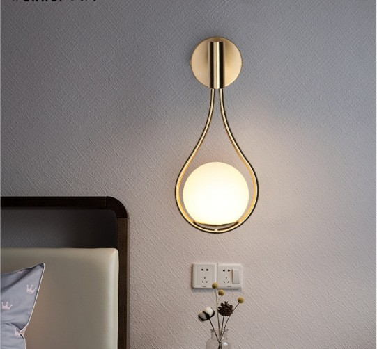 Gold - Toned Teardrop - Shaped Wall Lamp: A Blend of Elegance and Functionality