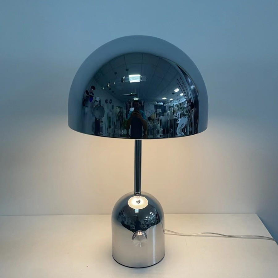Artistic Sculptural Iron Table Lamp: Where Light Meets Art