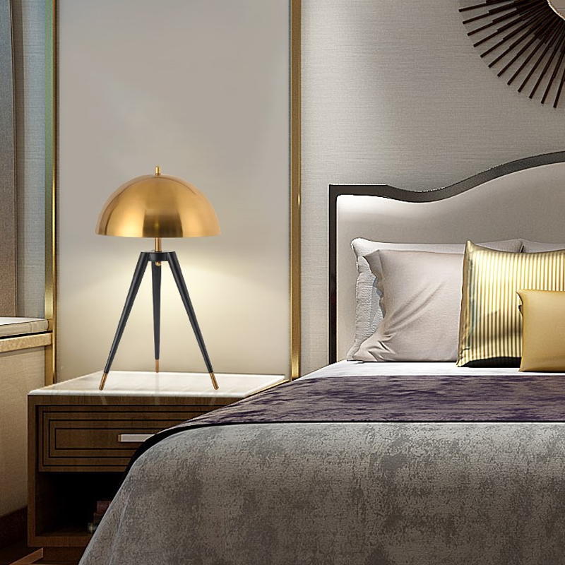 Industrial - Chic Metal Tripod Table Lamp: Black - Gold Aesthetic for Stylish Spaces