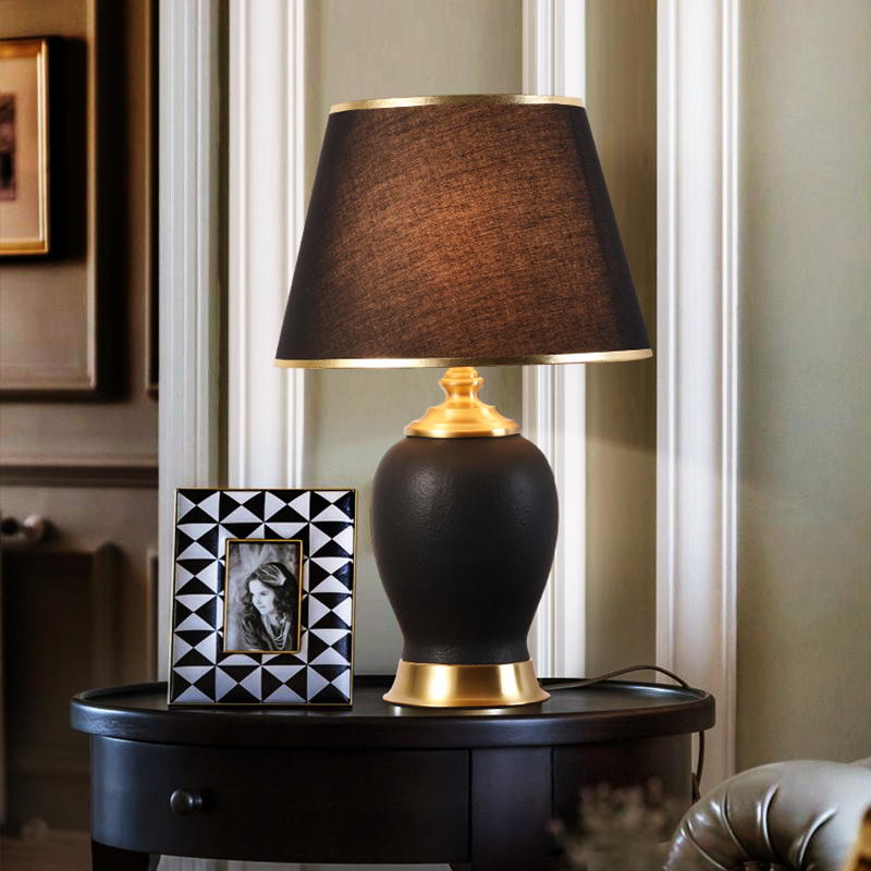 Black Ceramic & Metal Table Lamp: Timeless Elegance for Sophisticated Interiors