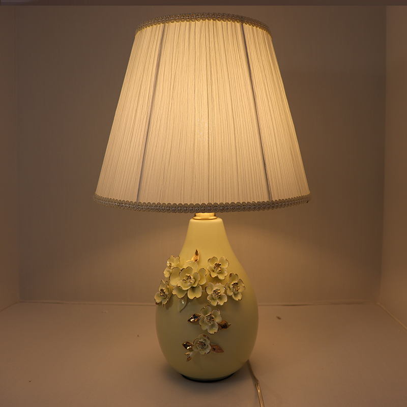 Floral Ceramic Table Lamp: Timeless Elegance for Cozy Spaces