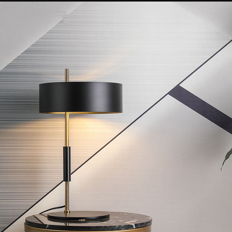 Modern Minimalist Iron Art Desk Lamp: Elevate Spaces with Gold-Toned Sophistication
