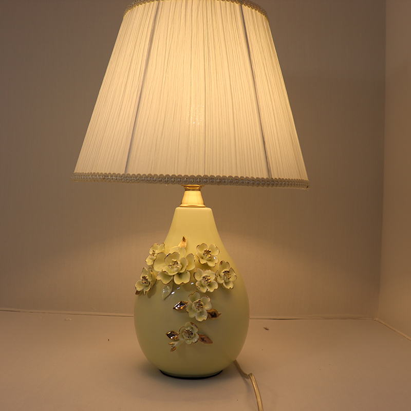 Floral Ceramic Table Lamp: Timeless Elegance for Cozy Spaces