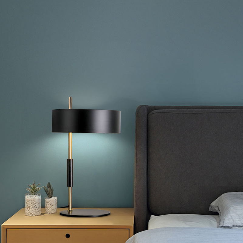 Modern Minimalist Iron Art Desk Lamp: Elevate Spaces with Gold-Toned Sophistication