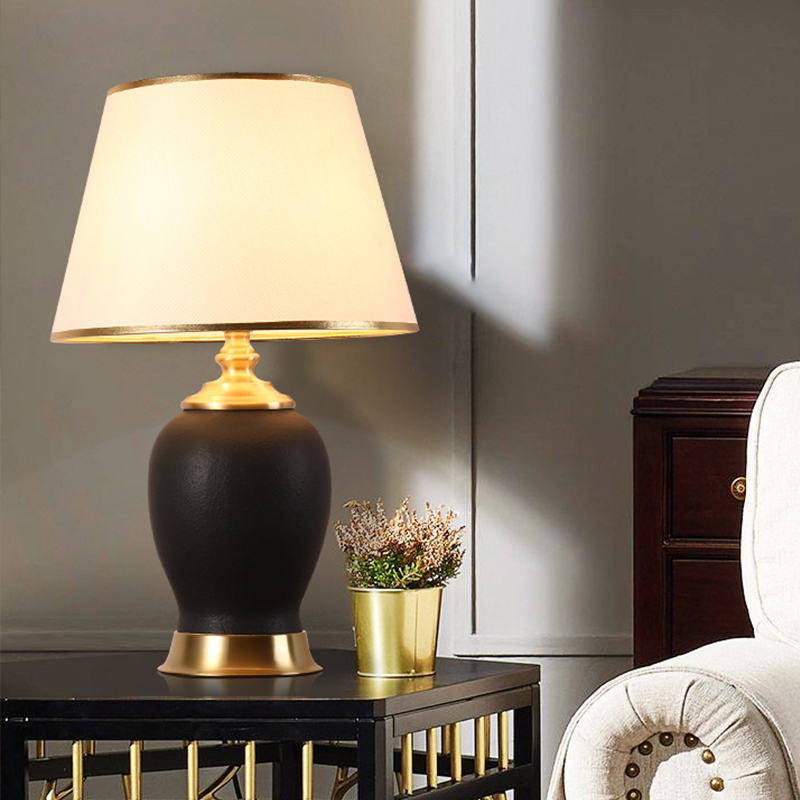 Black Ceramic & Metal Table Lamp: Timeless Elegance for Sophisticated Interiors