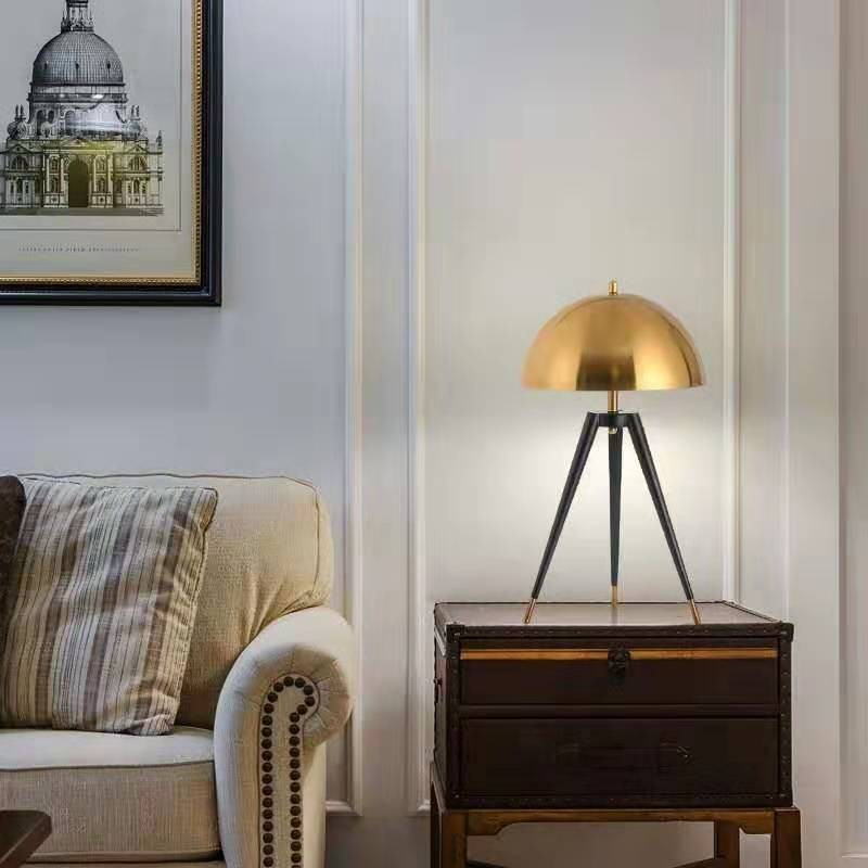 Industrial - Chic Metal Tripod Table Lamp: Black - Gold Aesthetic for Stylish Spaces