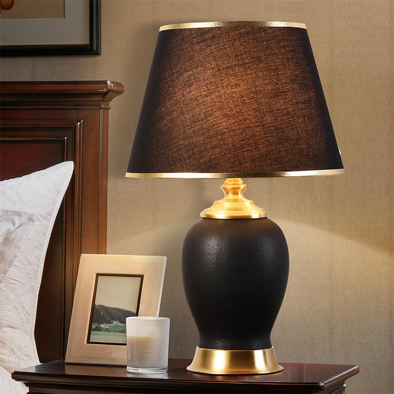 Black Ceramic & Metal Table Lamp: Timeless Elegance for Sophisticated Interiors