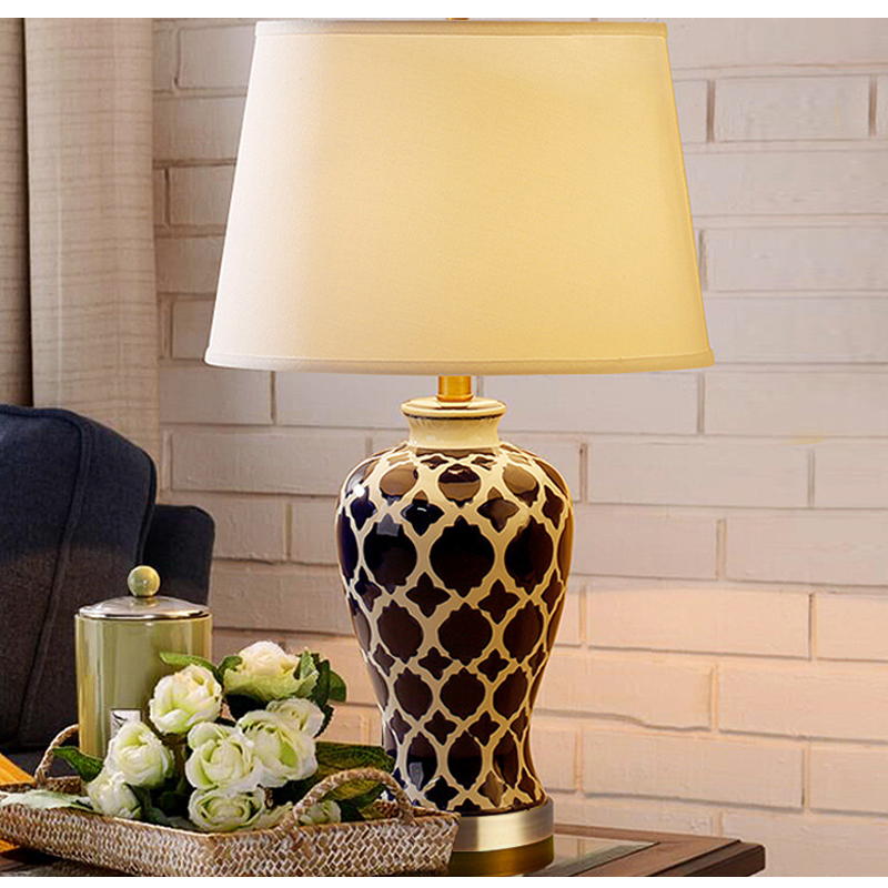 Blue & White Geometric Ceramic Table Lamp: Timeless Elegance