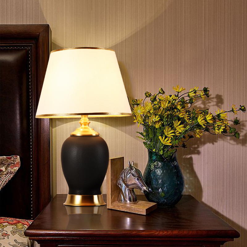 Black Ceramic & Metal Table Lamp: Timeless Elegance for Sophisticated Interiors