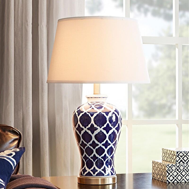 Blue & White Geometric Ceramic Table Lamp: Timeless Elegance