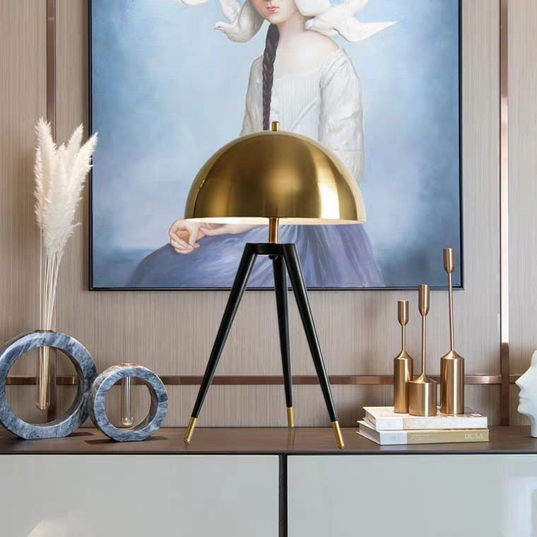 Industrial - Chic Metal Tripod Table Lamp: Black - Gold Aesthetic for Stylish Spaces