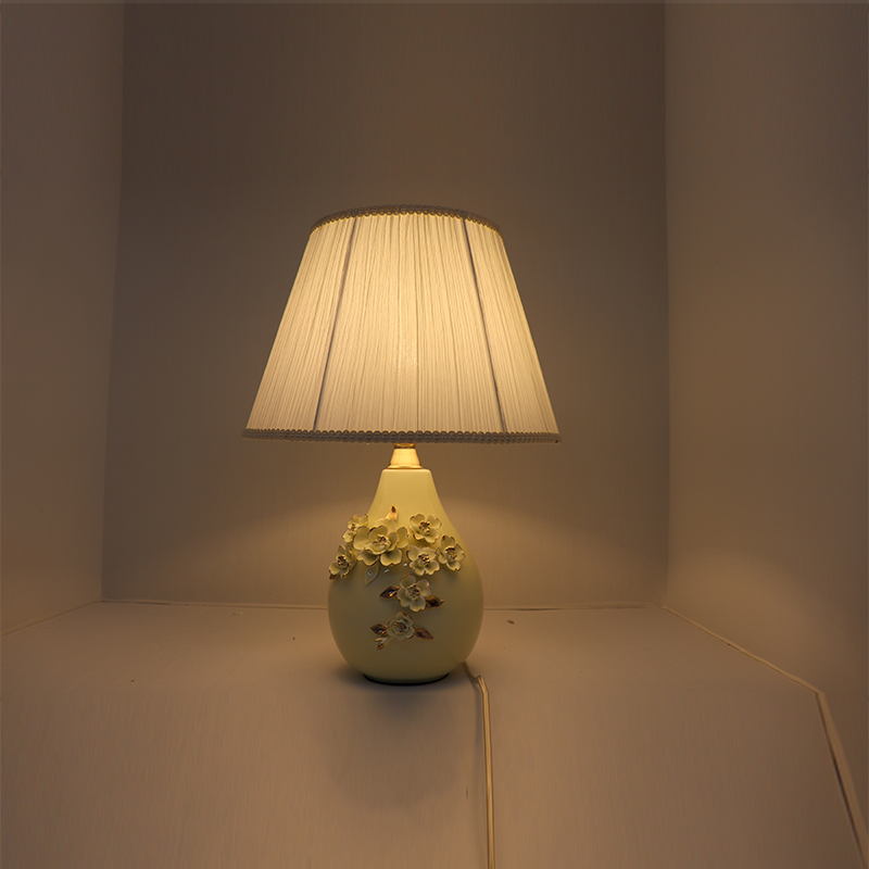 Floral Ceramic Table Lamp: Timeless Elegance for Cozy Spaces