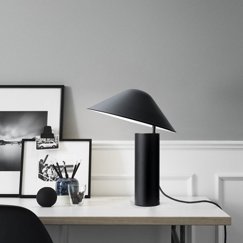 Modern Minimalist Table Lamp: Adjustable Illumination for Contemporary Spaces