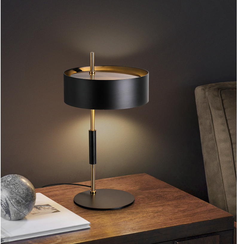 Modern Minimalist Iron Art Desk Lamp: Elevate Spaces with Gold-Toned Sophistication