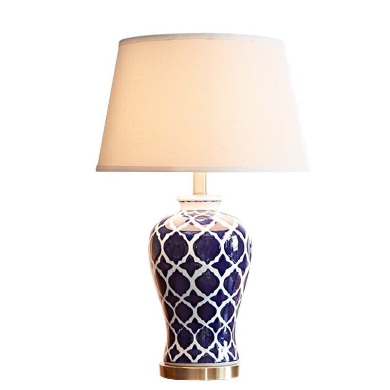 Blue & White Geometric Ceramic Table Lamp: Timeless Elegance
