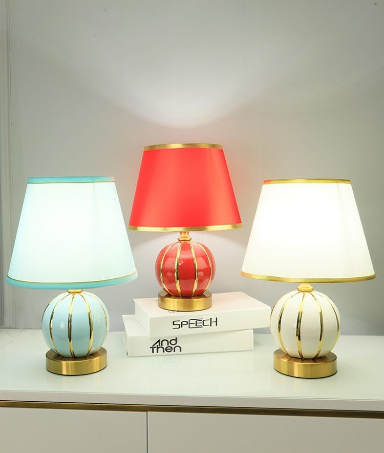 Elegant Crystal Column Table Lamp: Timeless Luxury for Cozy Ambiance