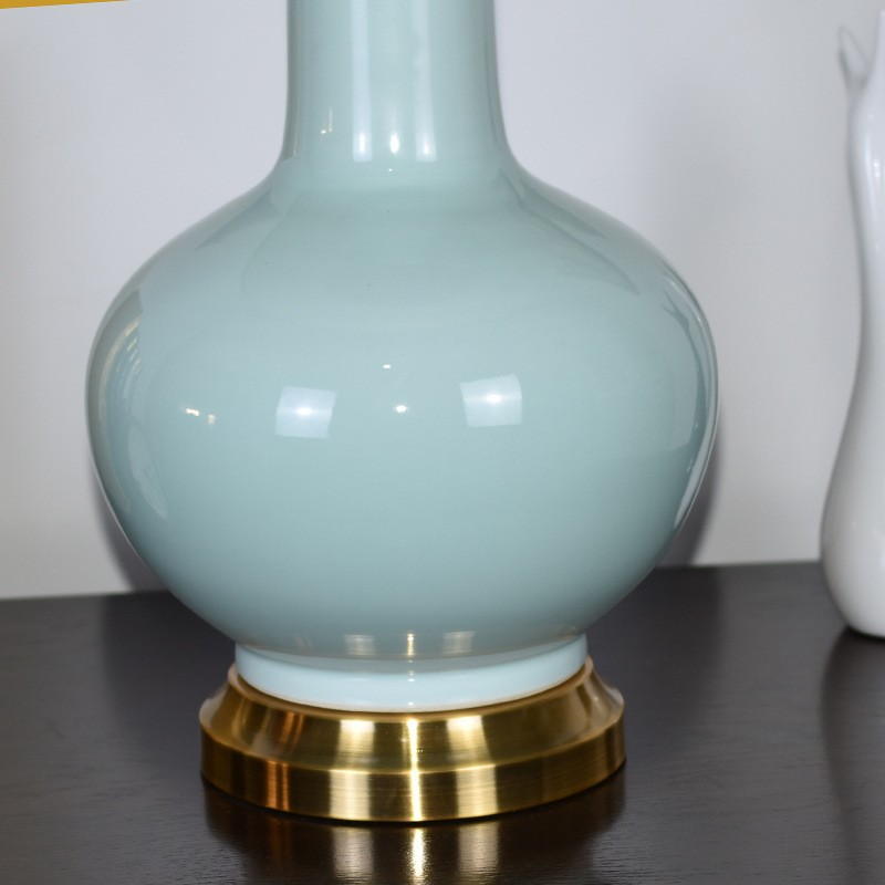 Elegant Ceramic Table Lamp: Fusion of Craftsmanship & Modern Aesthetics