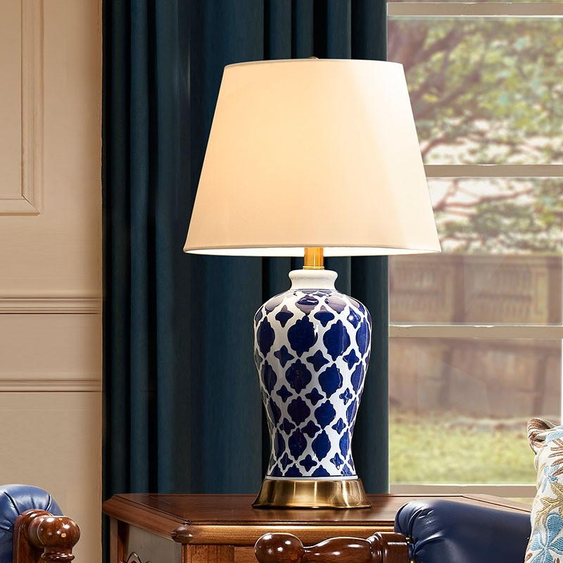 Blue & White Geometric Ceramic Table Lamp: Timeless Elegance