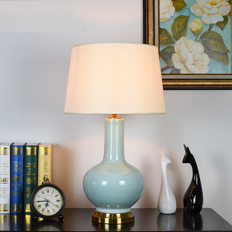 Elegant Ceramic Table Lamp: Fusion of Craftsmanship & Modern Aesthetics
