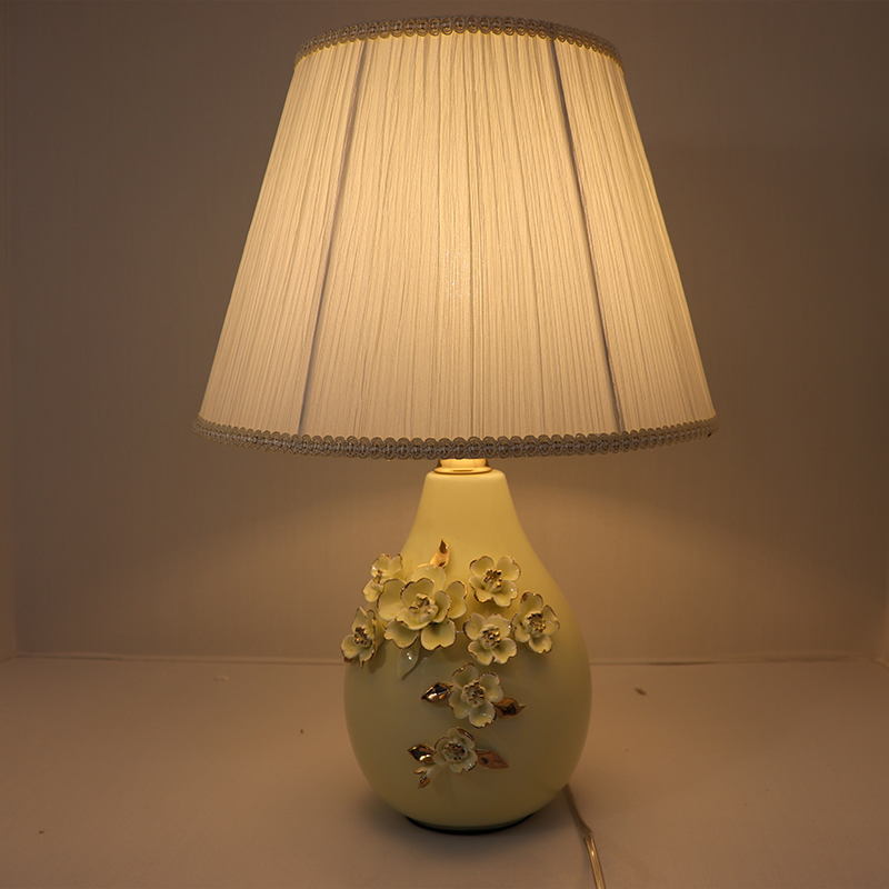 Floral Ceramic Table Lamp: Timeless Elegance for Cozy Spaces