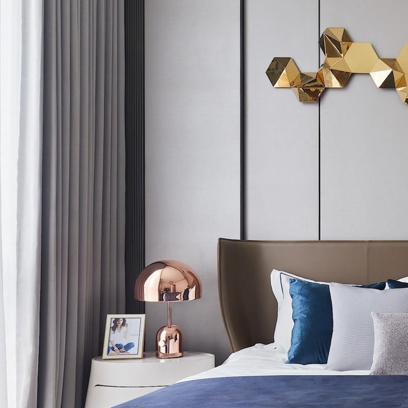 Artistic Sculptural Iron Table Lamp: Where Light Meets Art