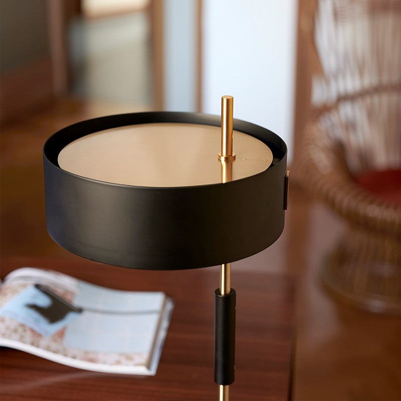 Modern Minimalist Iron Art Desk Lamp: Elevate Spaces with Gold-Toned Sophistication