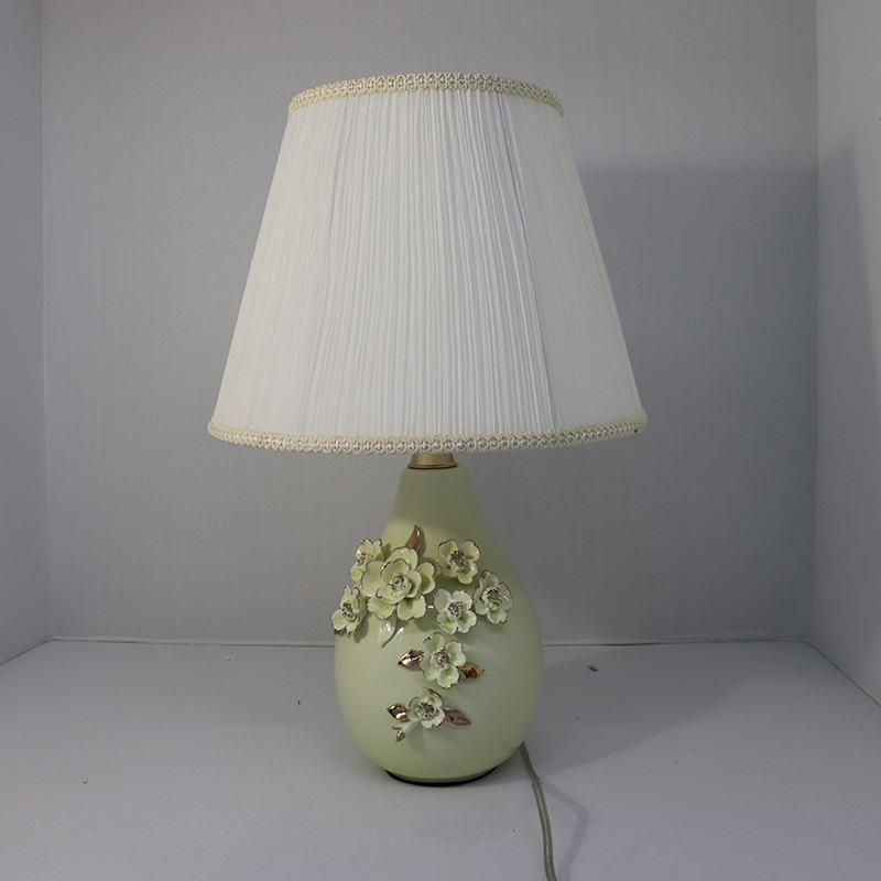 Floral Ceramic Table Lamp: Timeless Elegance for Cozy Spaces