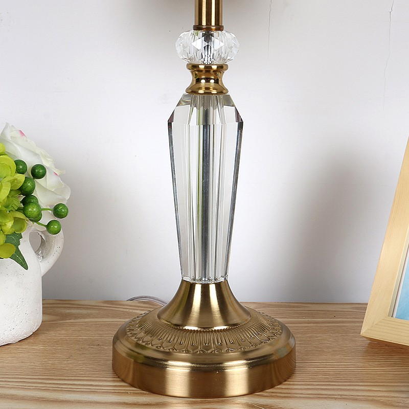 Elegant Crystal Column Table Lamp: Timeless Luxury for Cozy Ambiance