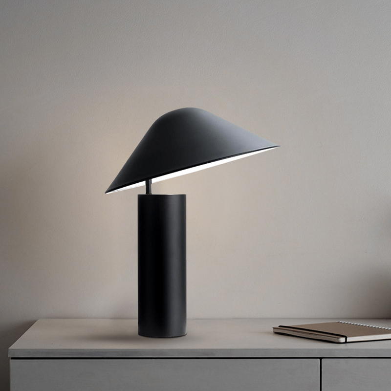 Modern Minimalist Table Lamp: Adjustable Illumination for Contemporary Spaces
