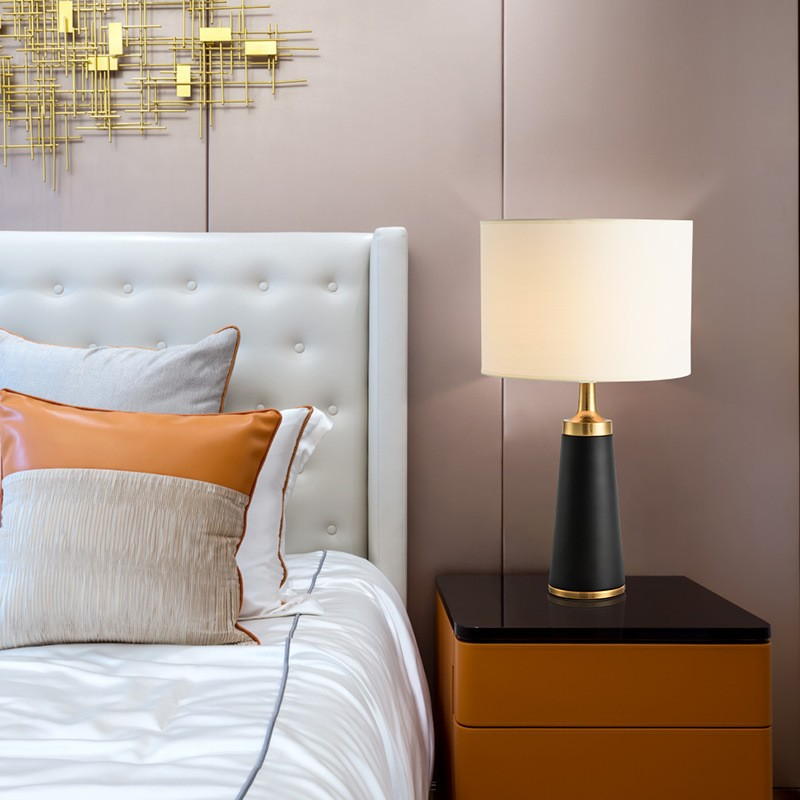 Modern Luxury Table Lamp: Black - Gold Fusion for Sophisticated Interiors