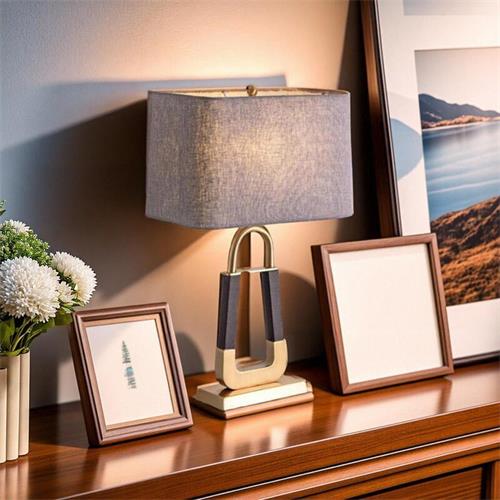 Blue & White Geometric Ceramic Table Lamp: Timeless Elegance